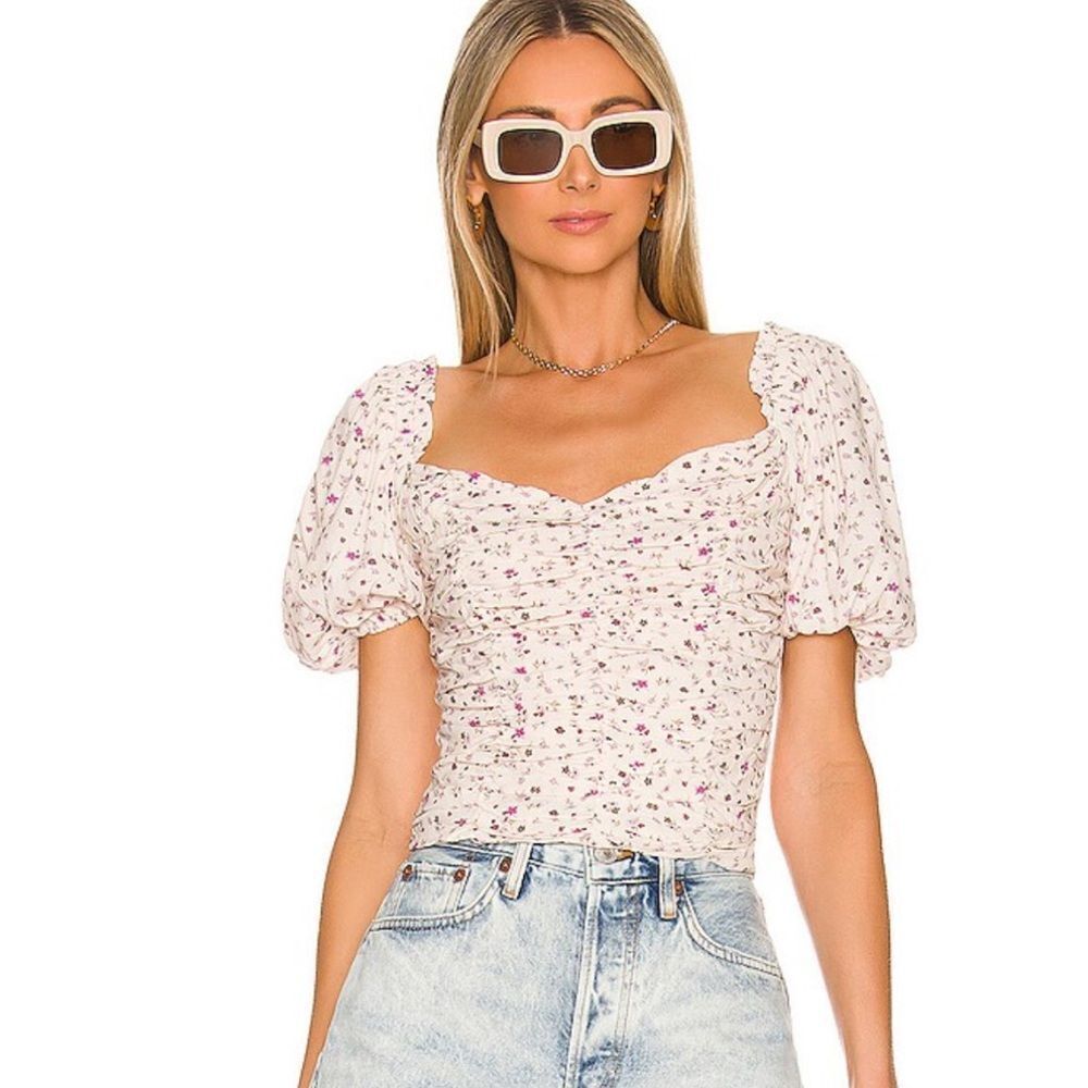 ASTR The Label Floral Ruched Puff Sleeve Smocked Top in Cream Lavender Ditsy LRG